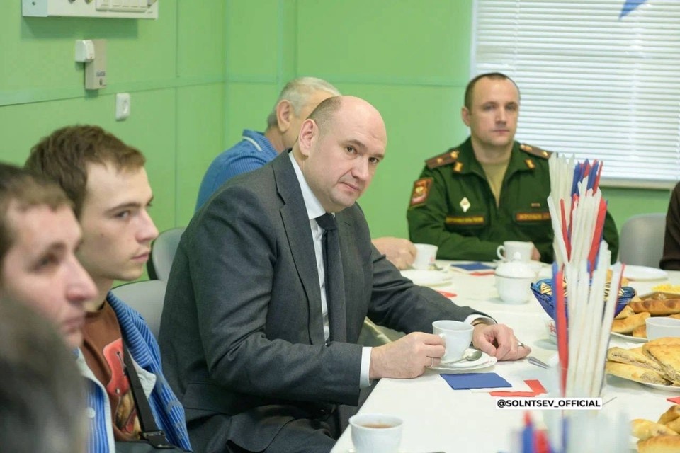    Евгений Солнцев отметил, что личные встречи с бойцами – это лучший способ узнать из первых уст, какая помощь необходима ветеранам и их семьям. Фото: ТГ-канал Евгения Солнцева