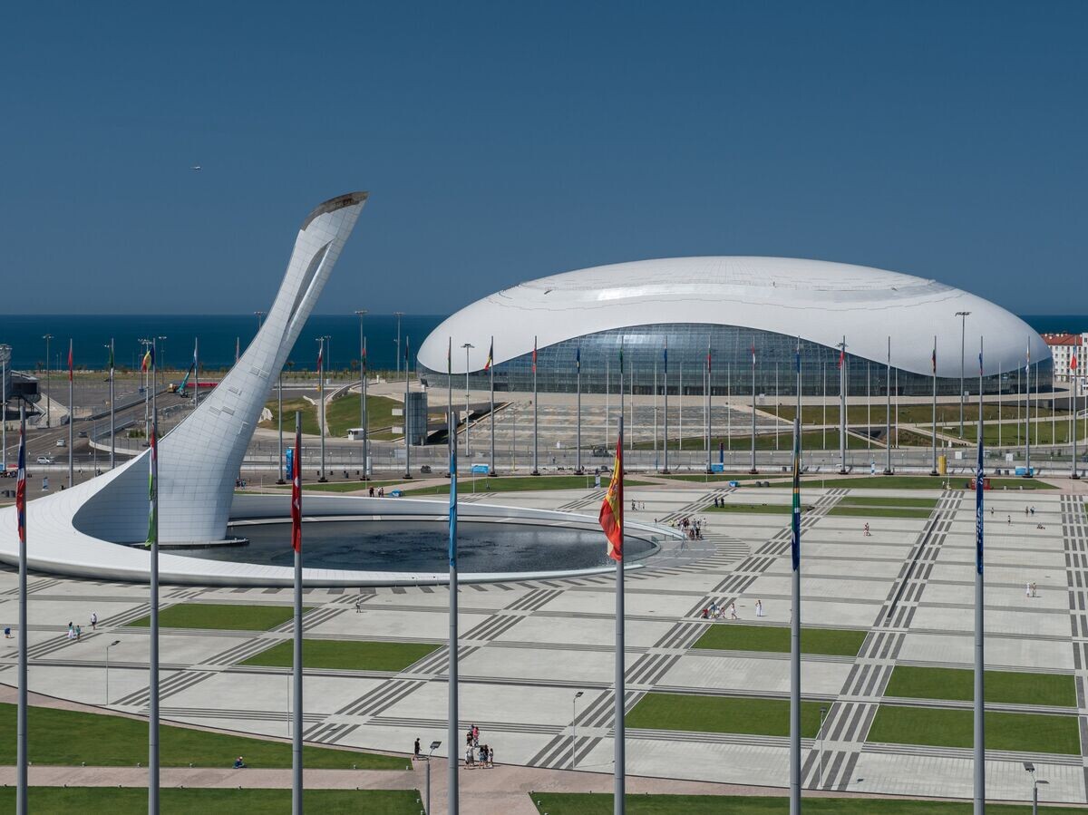    Ледовый дворец "Большой" и чаша олимпийского огня в Олимпийском парке в Сочи | © РИА Новости / Михаил Мокрушин