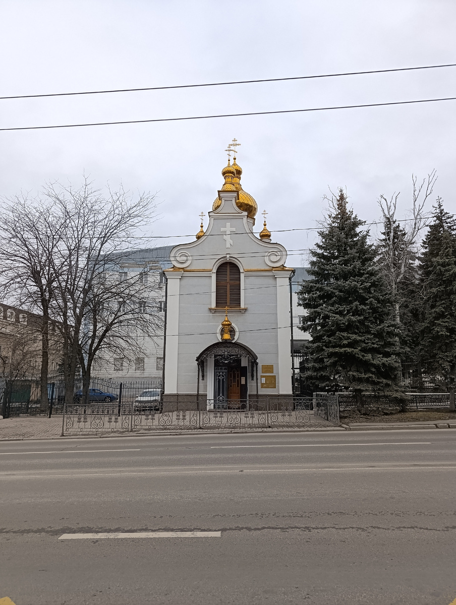 Православный храм на проспекте Богдана Хмельницкого (между улицей Розы Люксембург и улицей Щорса).