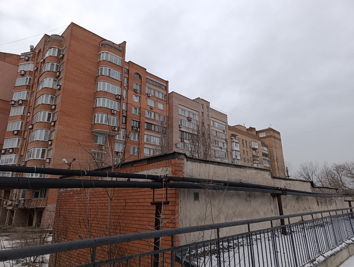 Жилой массив между улицей Шекспира, улицей Розы Люксембург и проспектом Богдана Хмельницкого внешне отдалённо напоминает город - крепость Коулун в Гонкгонге. Здесь находится музей фотожурналистики и фототехники.