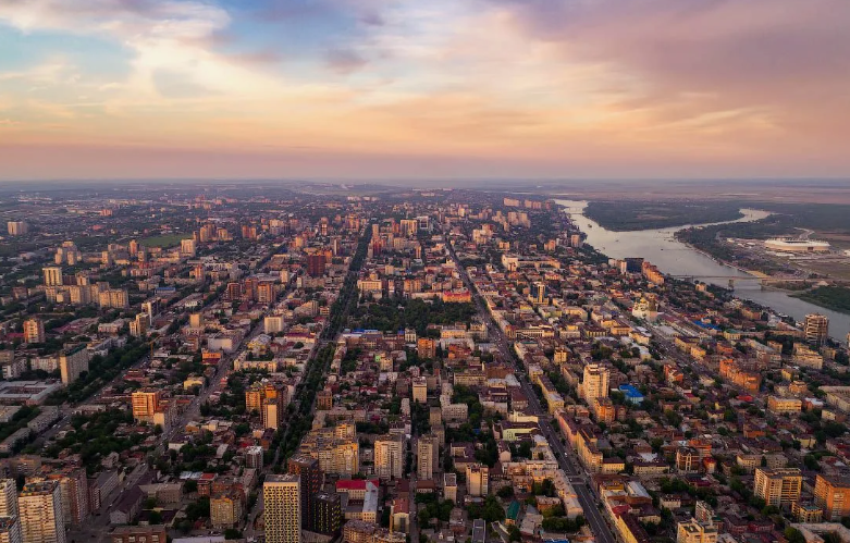 "На южных границах России,
  В тени парков, бульваров, садов,
    Стоит город тёплый, красивый —
      Врата Кавказа — город Ростов..."