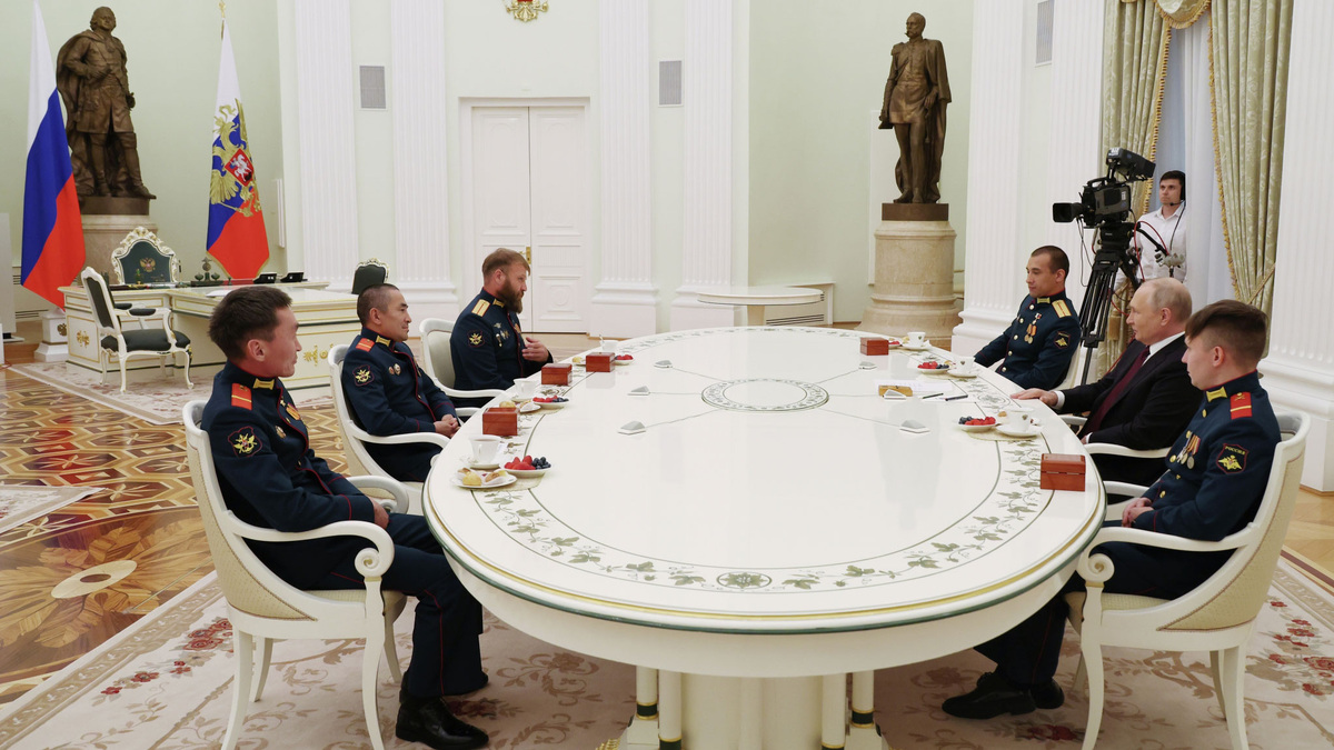    Члены экипажа танка Т-80 "Алеша"/РИА