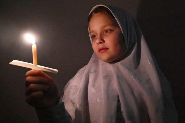 Вечерняя Рождественская служба в храме во имя Сретения Владимирской иконы Пресвятыя Богородицы Русской православной старообрядческой церкви в Красноярске, 6 января 2026 года / Илья Наймушин/РИА Новости 