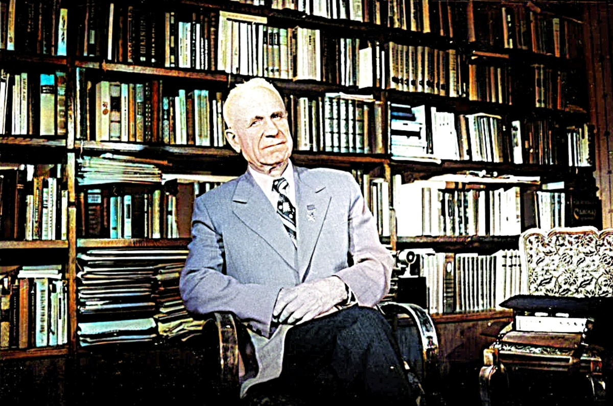 Архип Михайлович Люлька в своей домашней библиотеке