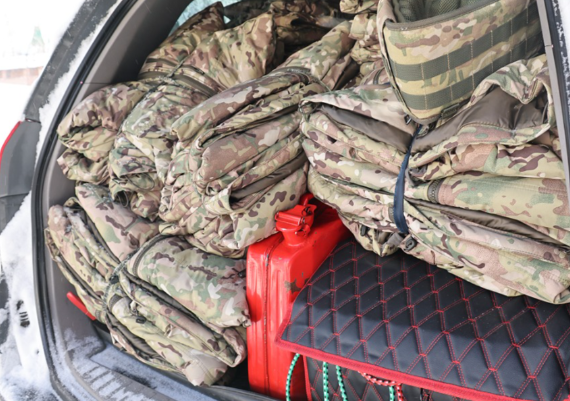    Парламентарии направили бойцам непромокаемые куртки