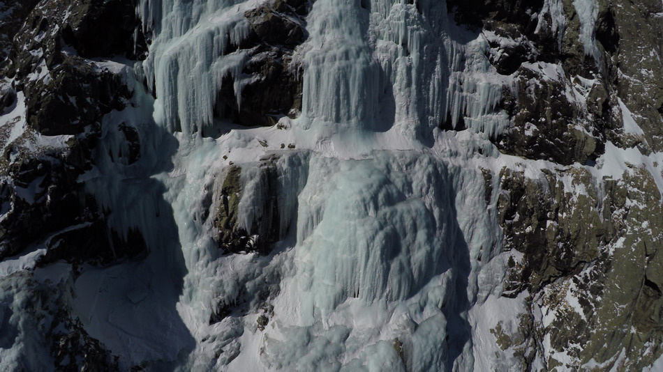 Этот феномен называют водопадом-призраком, ведь увидеть его можно только в те несколько месяцев, когда температура падает далеко за отметку ноль градусов. Источник фото - https://golnk.ru/yeQde