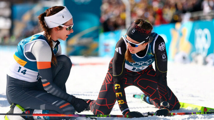 22 февраля 2026 года, Валь-ди-Фьемме. Дарья Непряева (слева) извиняется перед Катариной Хенниг на финише лыжного марафона.