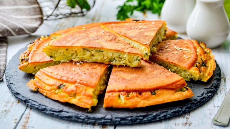 Заливной пирог с капустой на сковороде за полчаса: простой рецепт без духовки