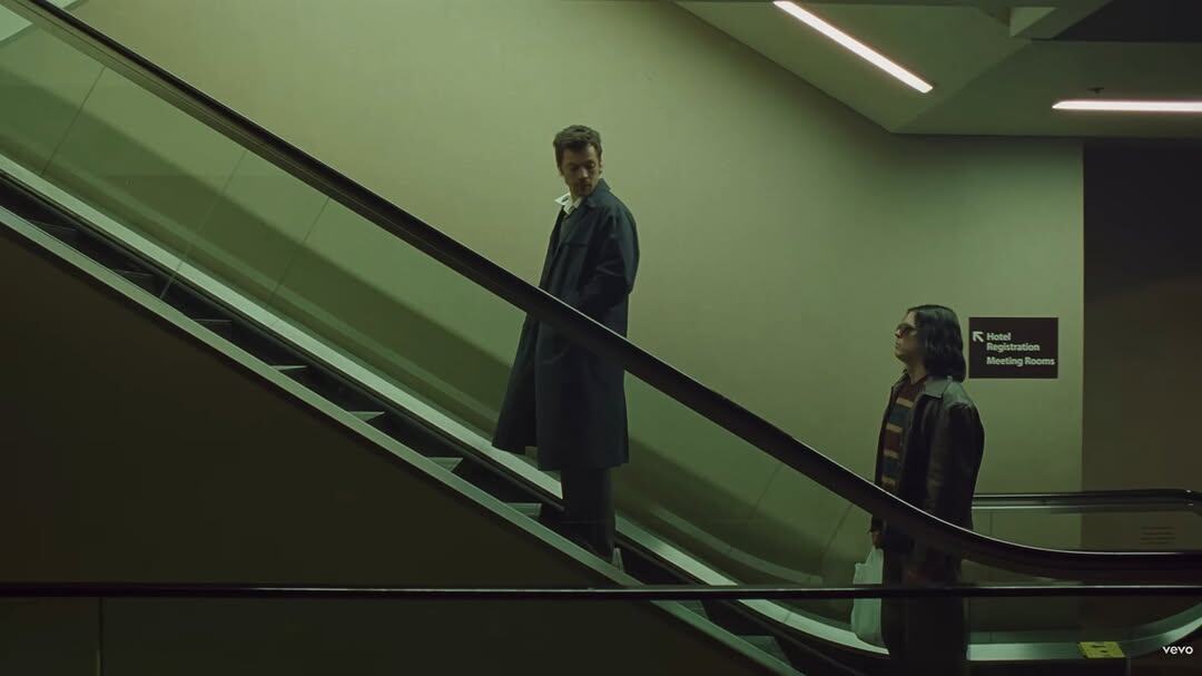 Кадр из музыкального клипа на Aperture