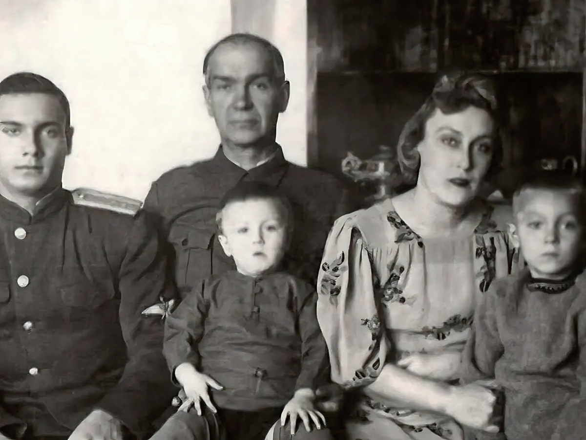 Олег Янковский (в центре) с папой, мамой и старшими братьями. (фото из личного архива)