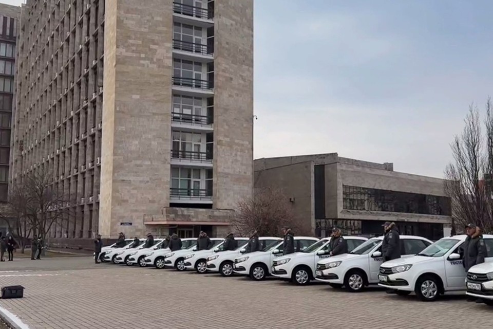    Сотрудникам Госинспекции технадзора ДНР вручили ключи от новых машин. Фото: ТГ/Крамаренко