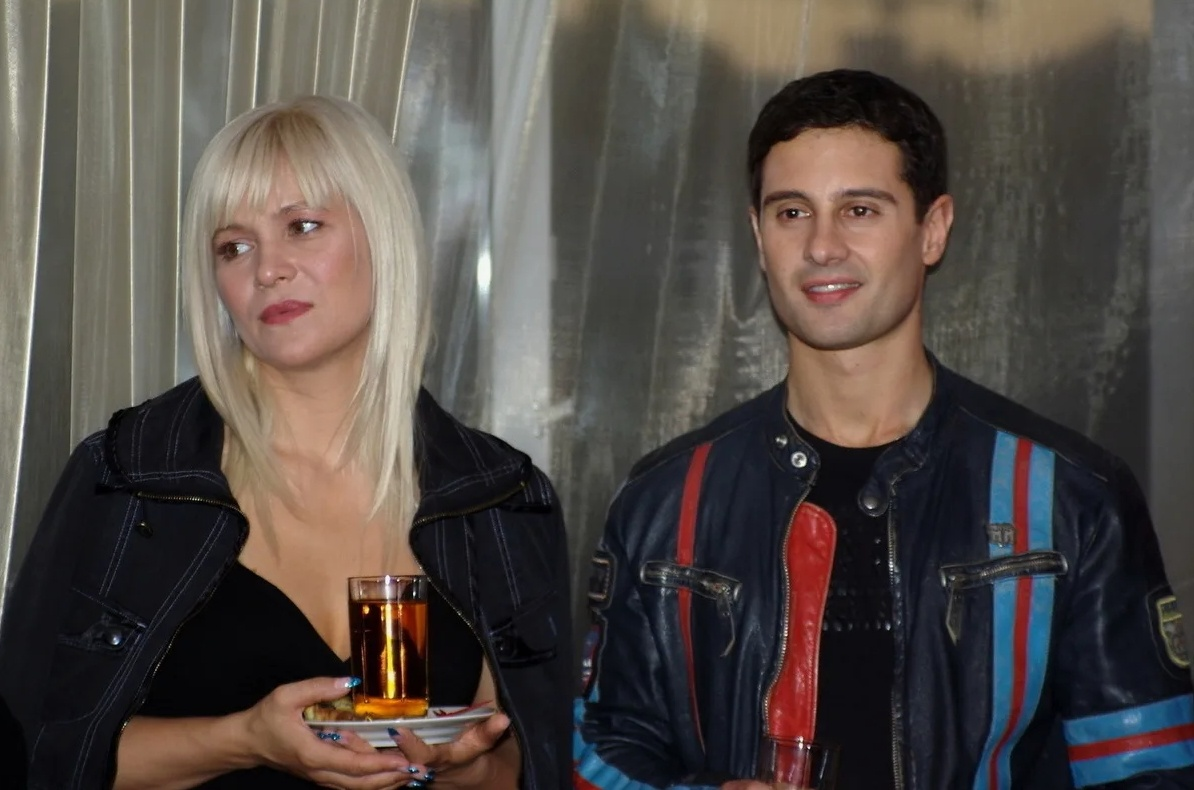 Более 25 лет вместе: официально Макарский и Морозова зарегистрировали брак в 2002 году. Обвенчались чуть раньше, в 2000 году.