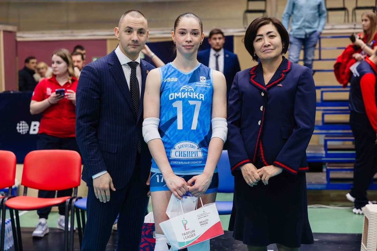 Анастасия Васильева с призом лучшему игроку матча