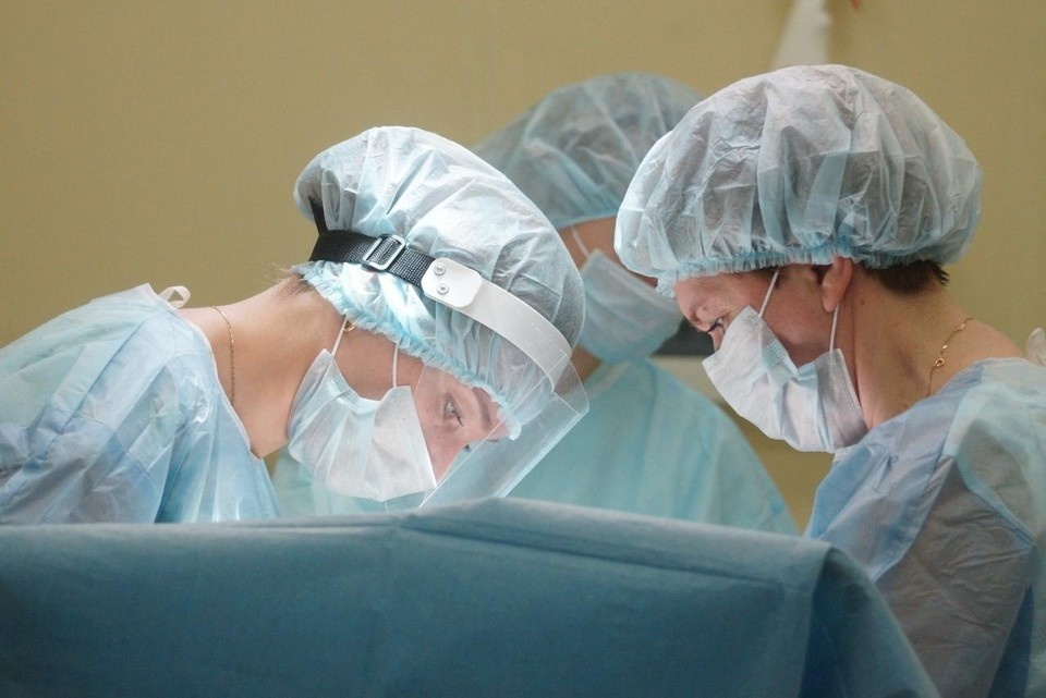    Медики ежедневно проявляют мужество и стойкость, борясь за жизни и здоровье пациентов даже в самых сложных условиях Алексей БУЛАТОВ