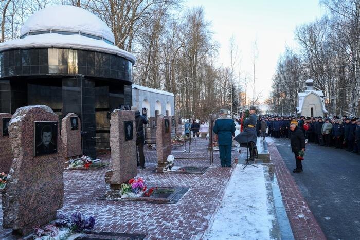 Пожар в гостинице «Ленинград» унёс жизни 16 человек, в том числе 9 сотрудников пожарной охраны. Фото © Администрация Санкт-Петербурга