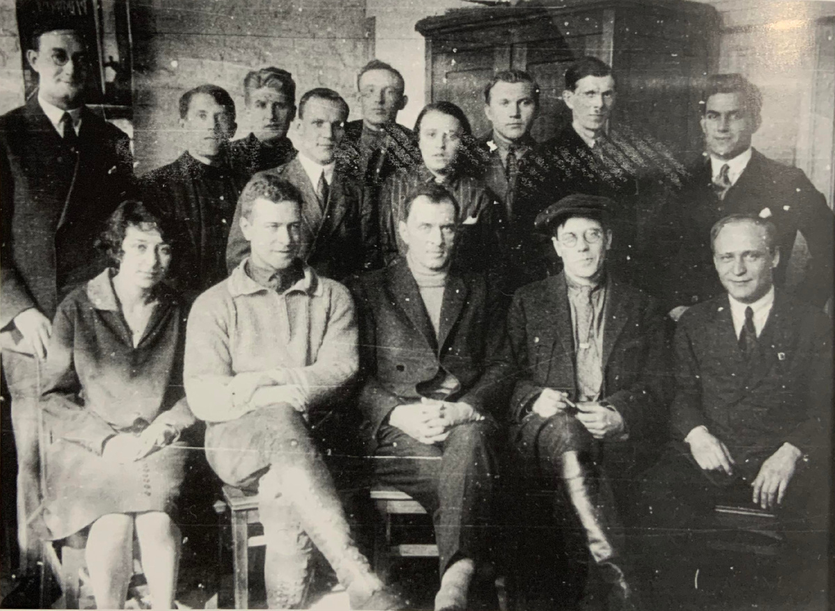 Фотография сотрудников Ленинградского конструкторского бюро АВО-5, сделанная в 1931 году. В центре первого ряда сидит Эдуард Гротте