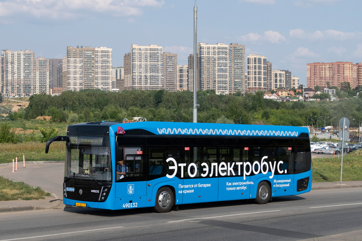 Абсолютно все без исключения электробусы Москвы поступают с соответствующей надписью на кузове. Отказываться от такого оформления, видимо, пока не собираются...