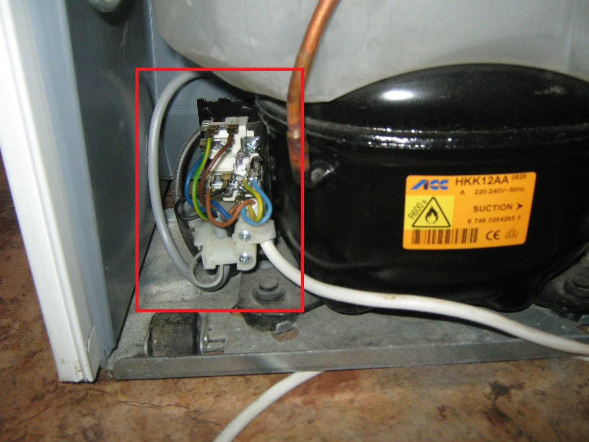 Пускозащитное реле на компрессоре бытового холодильника