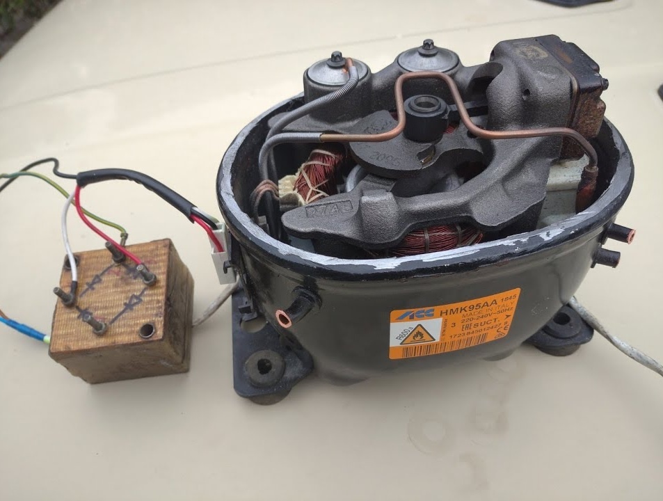 Так компрессор бытового холодильника выглядит внутри (на фото видно медные обмотки)