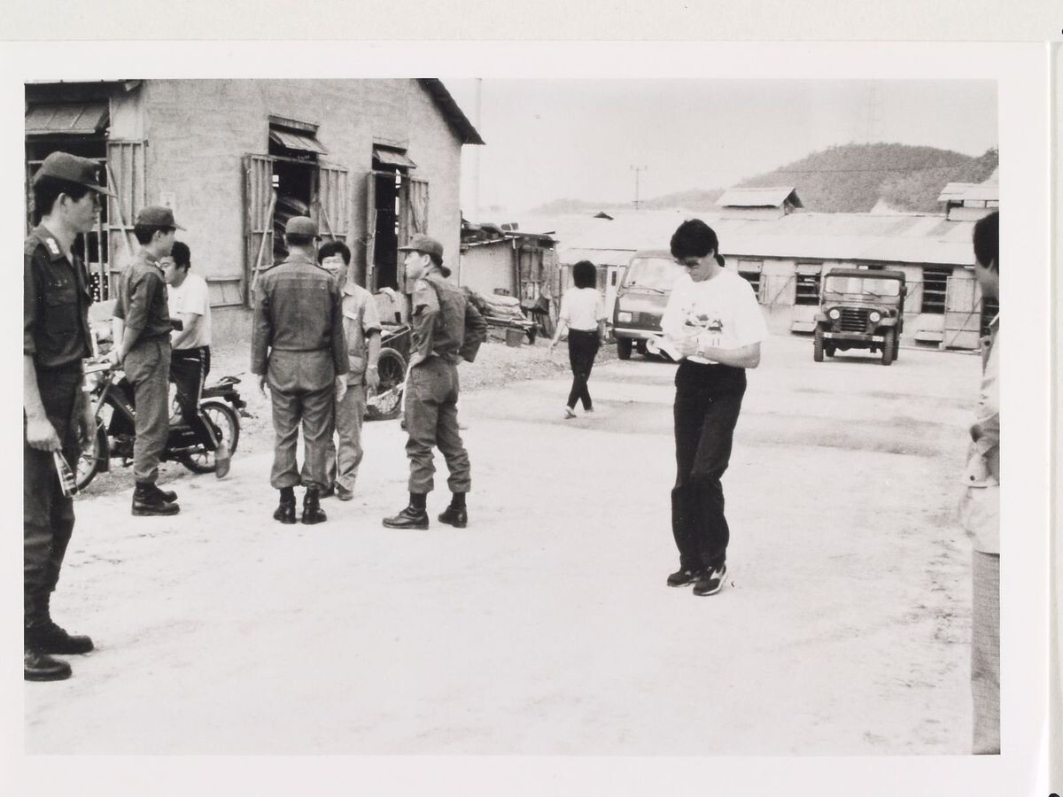 Ури Геллер поделился фотографией в аккаунте X после того, как заявил, что армия США доставила его на секретный НЛО, охраняемый солдатами (Изображение: X/Uri Geller/@theurigeller).отреть 3 изображения