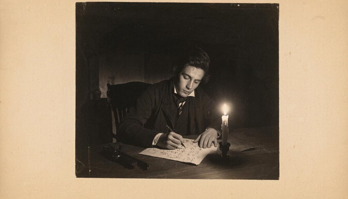 Ночь перед дуэлью, 21-летний Эварист Галуа лихорадочно записывает основы теории групп. Он не знает, что через сто лет его симметрии станут языком всей физики. Реконструкция Gigachat