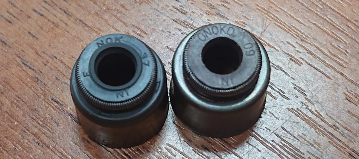 Выпускные маслосъёмные колпачки: оригинал и аналог. Аналог можетт отличаться даже по формуе и размеру и не подойти. Техцентр отметет такую деталь еще перед началом ремонта.