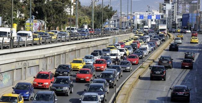 Пробки и навеки припаркованные где попало «зомби-автомобили» – органичная часть ландшафта Афин pagenews.gr