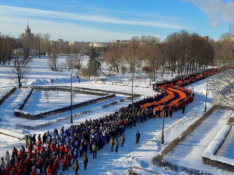     Память погибших почтили минутой молчания. Фото: пресс-служба «Молодой гвардии Единой России»