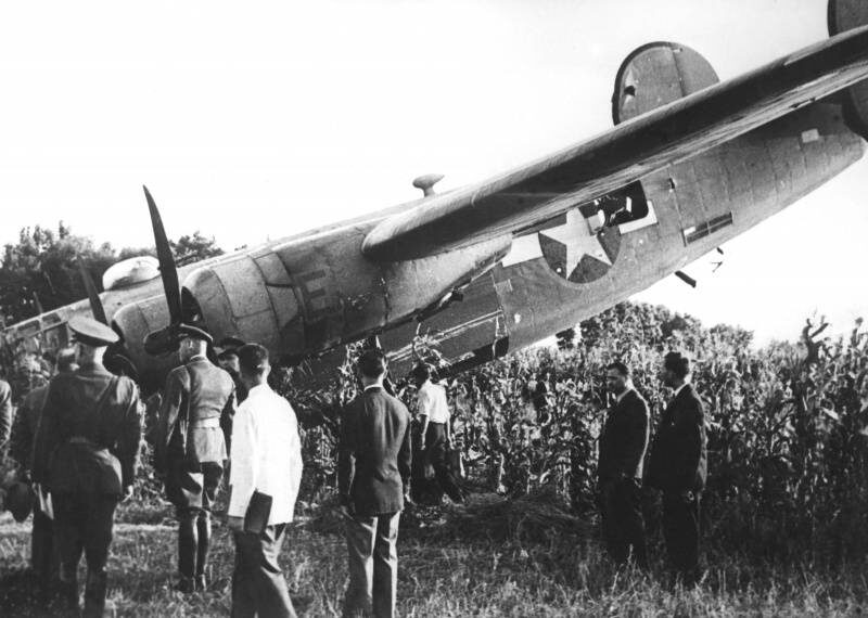 Немцы и румыны осматривают сбитый самолёт B-24 "Либерейтор." Плоешти, 1 августа 1943 года. Источник - topwar.ru