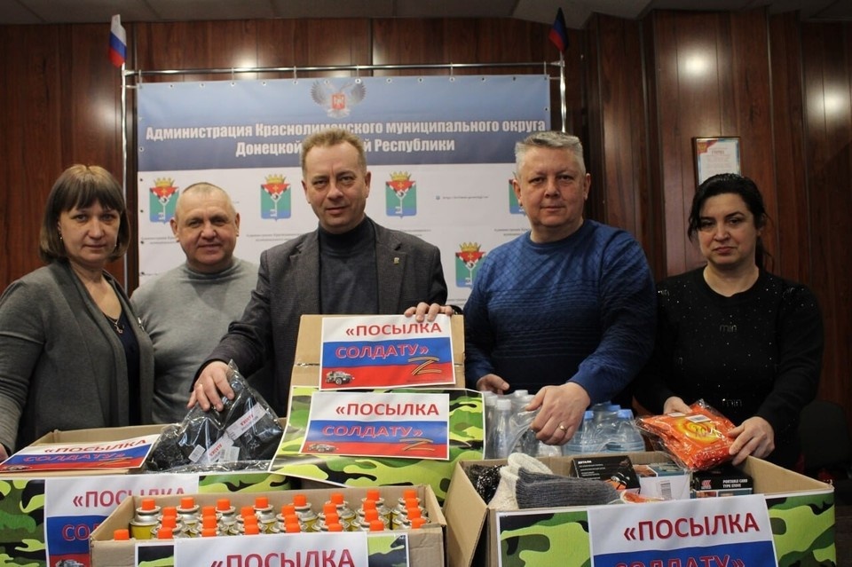    Каждая собранная посылка - это небольшой вклад краснолиманцев в общую победу над врагом. Фото: Администрация Краснолиманского округа