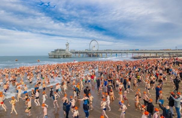 Это началось в 1960 году как открытие сезона купания :) И сейчас это просто как традиция - начинать новый год. Температура воды тогда около 5-6 градусов, а воздух бывает от -5 до 10 обычно. Фото: Unox.nl
