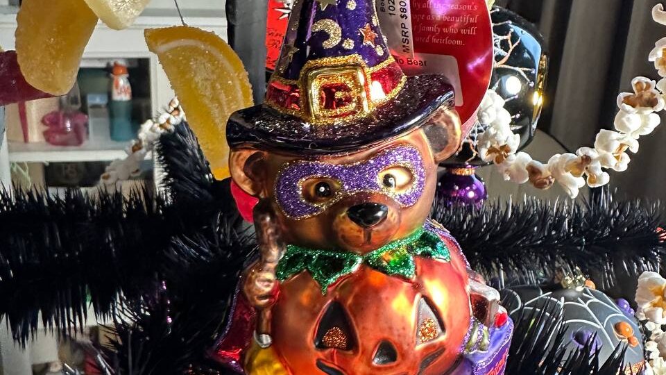 Тыквы, призраки и ведьмы на ёлке или как совместить Новый год и Хэллоуин в одном декоре