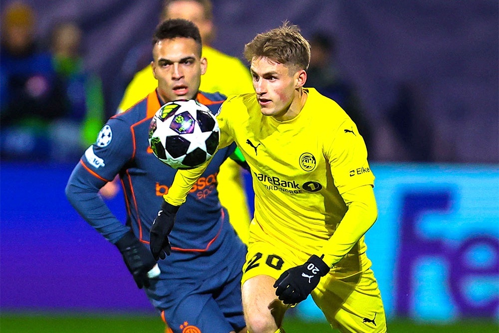    Футболисты "Буде-Глимт" (в светлой форме) в первом матче победили дома "Интер" со счетом 3:1. / REUTERS