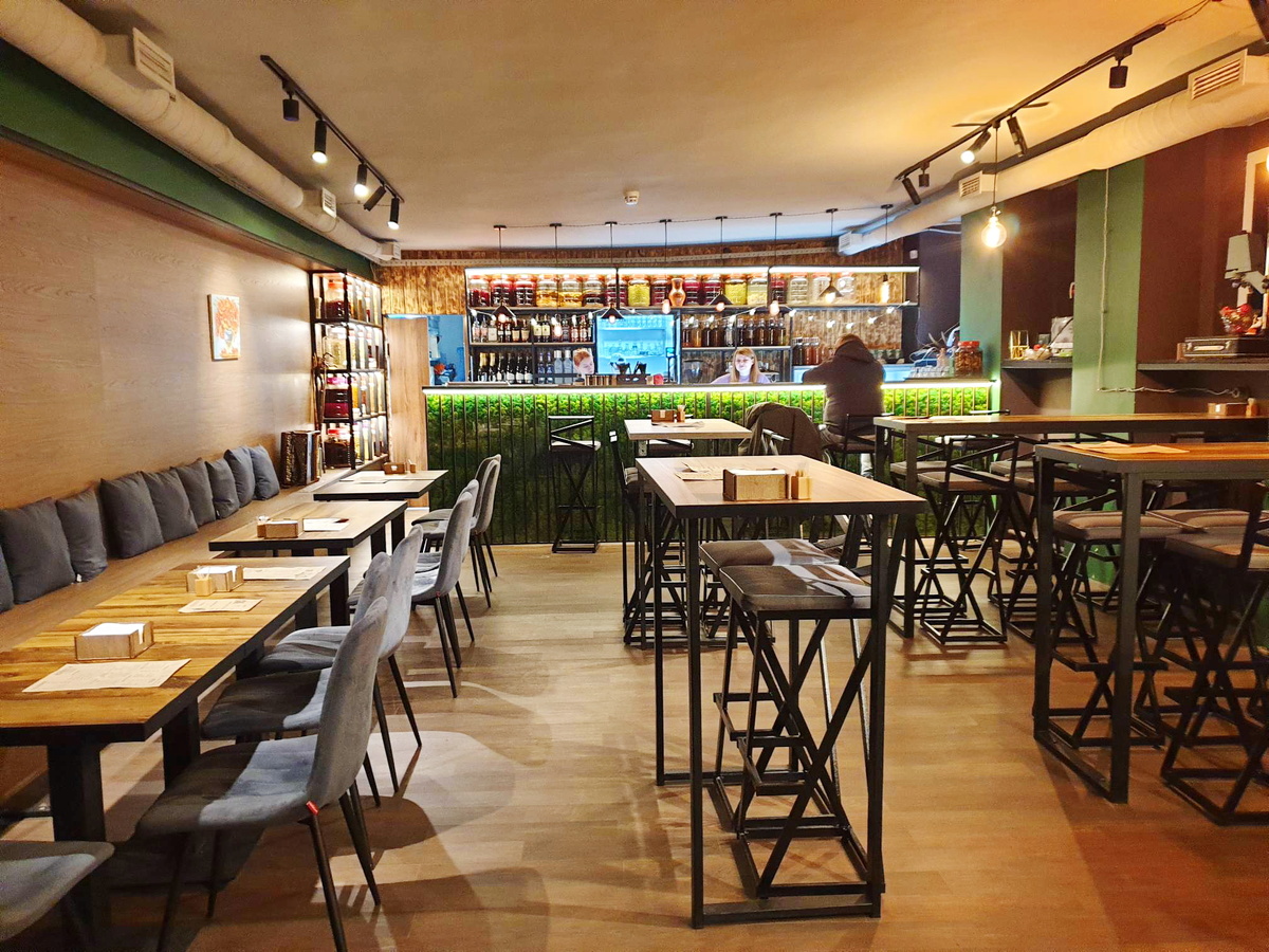 Общий вид зала кафе-бара "Коллеги 2"