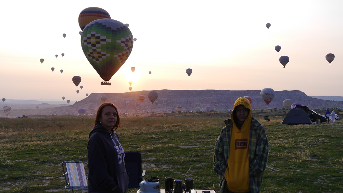А это мы в Каппадокии, шары уже приземляются