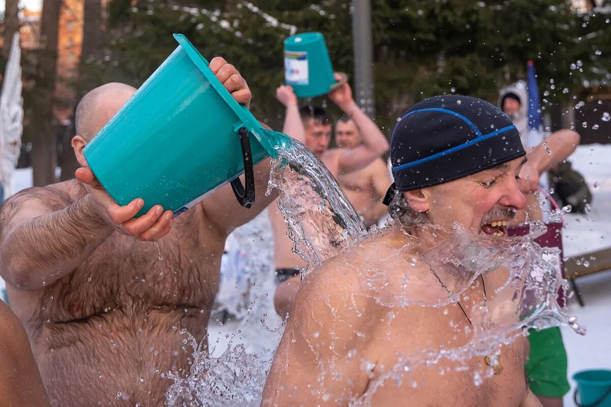    Моржи на стадионе: 200 калининградцев облились ледяной водой
