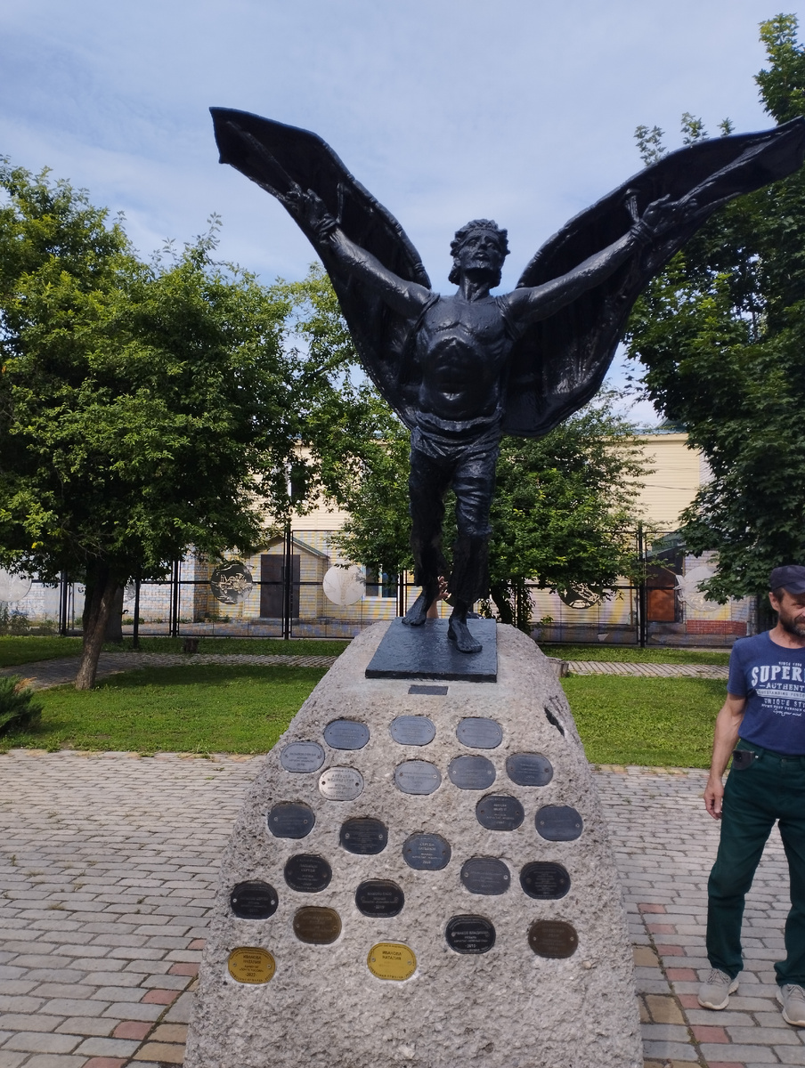 Таблички с именами пилотов воздухоплавания которые посетили наш город и участвовали в полётах 