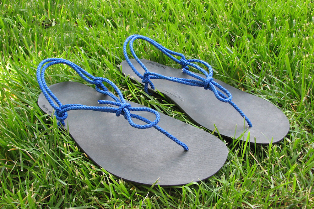 Традиционные сандалии уарачес. Эта тонкая чёрная подошва — обычно кусок покрышки — единственное, что отделяет стопу индейца от раскалённой земли и камней мексиканских каньонов во время многодневных забегов. Фото: Steven Sashen / Wikimedia