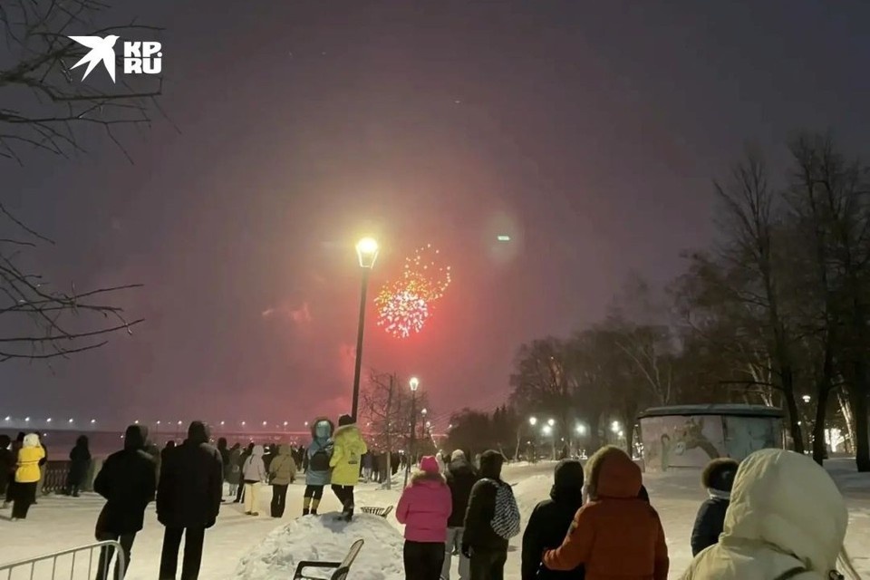 Новосибирцы заранее собрались на Михайловской набережной, чтобы посмотреть салют. Фото: Дарья СИДОРЕНКО.