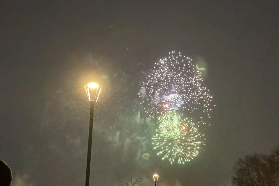 Салют озарил небо Новосибирска ярким огнями Фото: Дарья СИДОРЕНКО