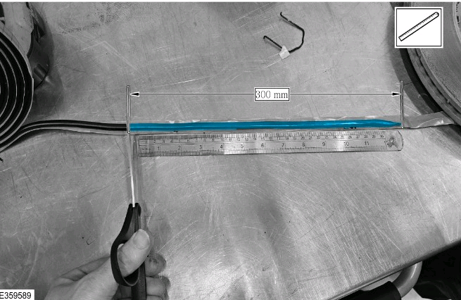 Отрежьте кусок уплотнителя 3M 08612 длиной 300 мм.
