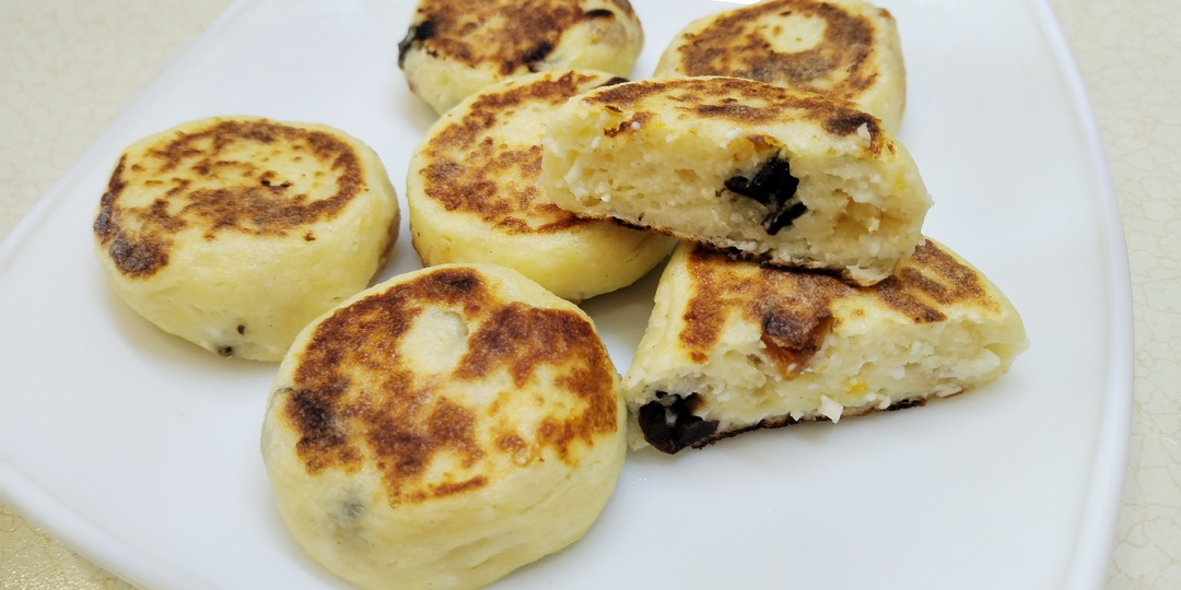 Добавила сухофрукты в сырники