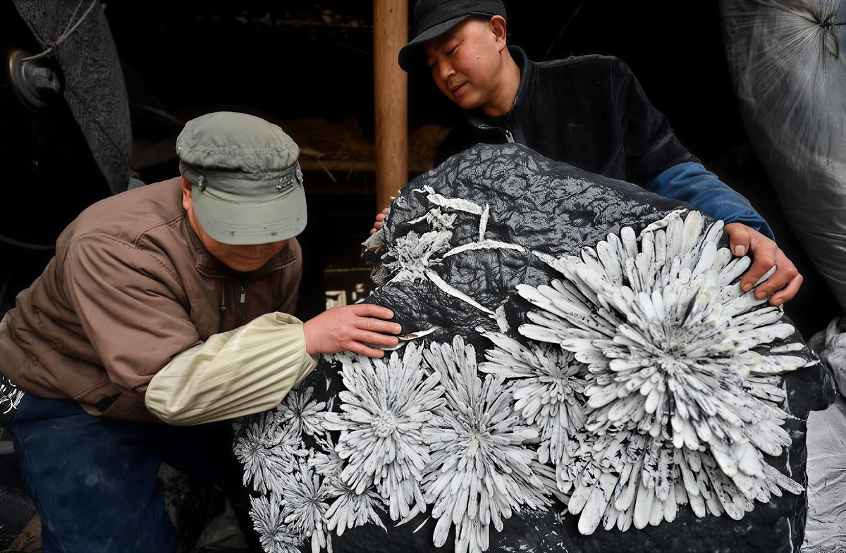 Китайские рабочие достают сланец со сростками кристаллов целестина (Пинтерест)