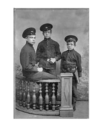Братья Говоровы: Леонид, Николай, Михаил (слева направо). Реальное училище, г. Елабуга, 1914 г. // Фото из открытых источников