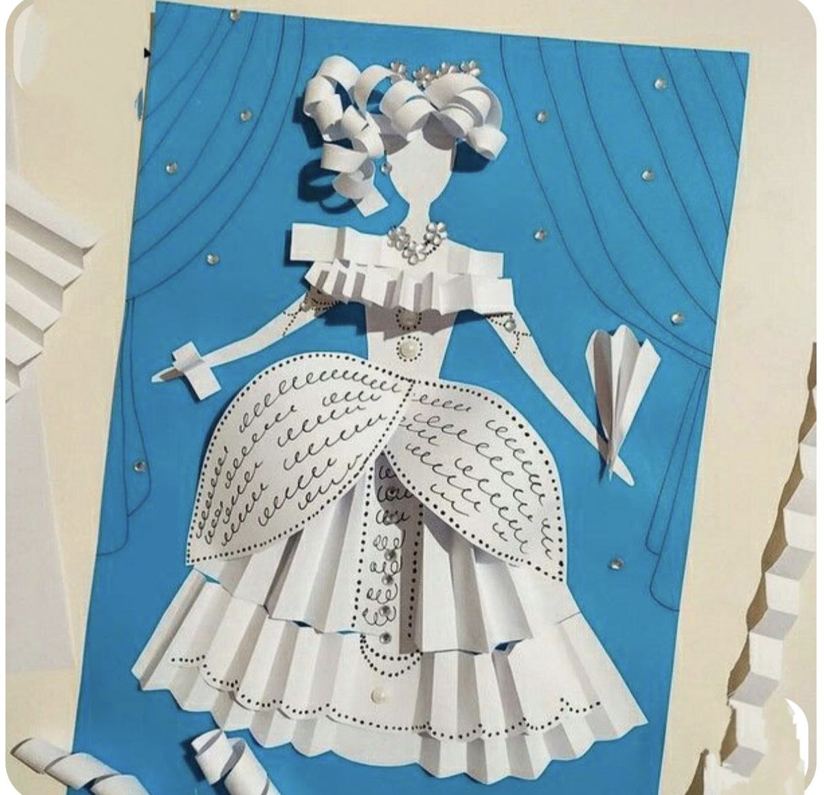 Вот расписание без указания стоимости:

---

### 📅 Расписание студии с 24 по 28 февраля 2026 года

Друзья! Новая неделя — новые открытия: от микробов под микроскопом до барочных костюмов из бумаги! Жду всех на наших занятиях. Запись обязательна 📞

---

#### 📍 ВТОРНИК, 24 ФЕВРАЛЯ

**🕥 10:30 — «АРХИКРОШКИ» (3–6 лет)**
**Тема:** **«Микробы под микроскопом»** 🦠🔬
Сначала разглядим, как устроен микроскоп, а потом нарисуем живописью целый мир невидимых существ — смешных, страшных, удивительных! Графика + живопись в одном занятии.
*Все материалы предоставляются*

**🕔 17:00 — «ГРАФИКА» для подростков**
**Тема:** **«Графика штампами»** 🖌️✂️
Экспериментируем с отпечатками! Будем создавать композиции с помощью самодельных штампов — из ластиков, картона, подручных материалов. Технично, необычно, захватывающе.
*Все материалы предоставляются*

---

#### 📍 ЧЕТВЕРГ, 26 ФЕВРАЛЯ

**🕥 10:30 — «АРХИКРОШКИ» (3–6 лет)**
**Тема:** **«Плотницкие инструменты»** 🔨🪚
Знакомимся с профессией плотника! Что умеют делать рубанок, пила, молоток? Будем делать коллаж из «деревянных» фактур и смастерим макет настоящих плотницких инструментов.
*Все материалы предоставляются*

---

#### 📍 ПЯТНИЦА, 27 ФЕВРАЛЯ

**🕔 19:00 — «ВЗРОСЛЫЕ ПОСИДЕЛКИ» (18+)**
**Тема:** **«Портрет любимого предмета»** 🍋☕🌿
Приносим то, что греет душу: любимую кружку, лимон, цветок, старую игрушку — любой предмет, который хочется нарисовать. Создаём его портрет, а в конце занятия каждый унесёт свою работу домой… в настоящей рамочке! 🖼️
*Все материалы предоставляются*

---

#### 📍 СУББОТА, 28 ФЕВРАЛЯ — КОСТЮМЫ ЭПОХИ БАРОККО

**🕛 12:00 — старшая группа**
**🕒 15:00 — младшая группа**

**Тема:** **«Бумажные костюмы эпохи барокко»** 👑👗
Продолжаем путешествие по XVII веку! Посмотрим, как одевались знатные дамы и кавалеры: пышные юбки, кружевные воротники, камзолы, парики. А потом сделаем из бумаги свои костюмы — объёмные, нарядные, можно даже примерить (хотя бы на карандаш)!
*Все материалы предоставляются*

---

### 