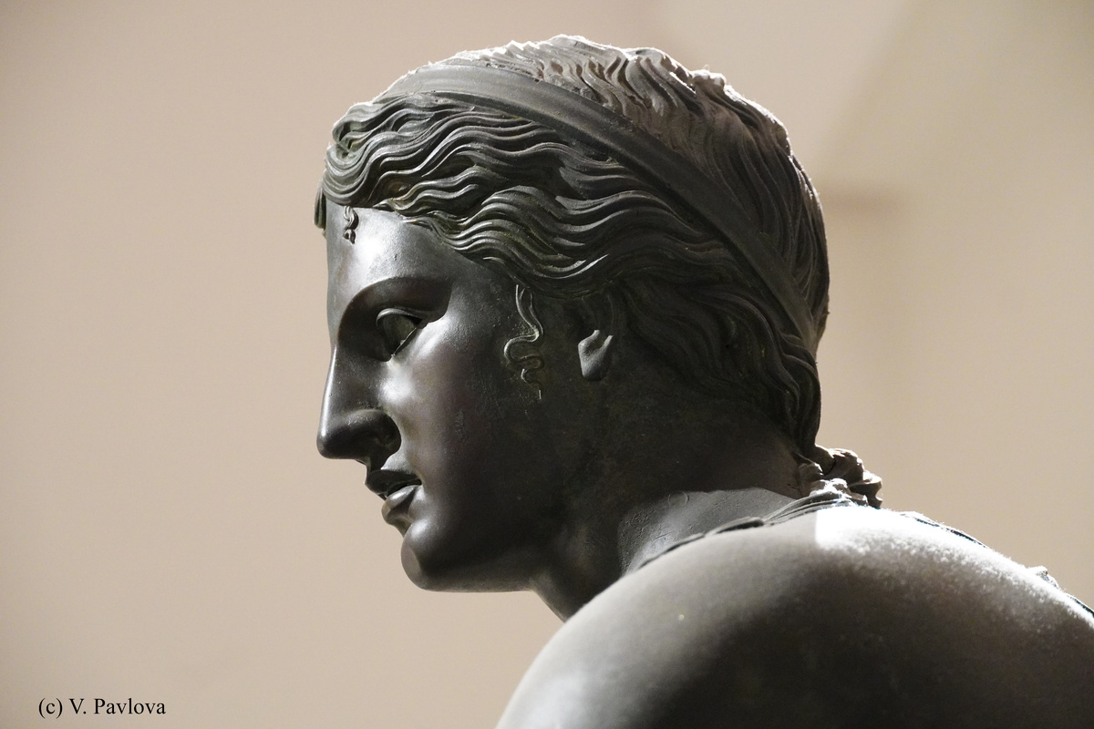 Статуя Аполлона в Национальном археологическом музее Неаполя.