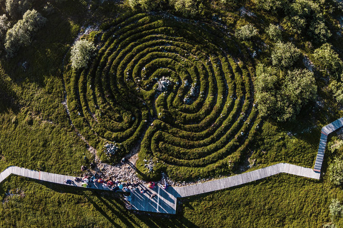 Эти камни густо поросли лишайником и словно вросли в землю за тысячи лет. Источник фото - https://golnk.ru/BM6WA