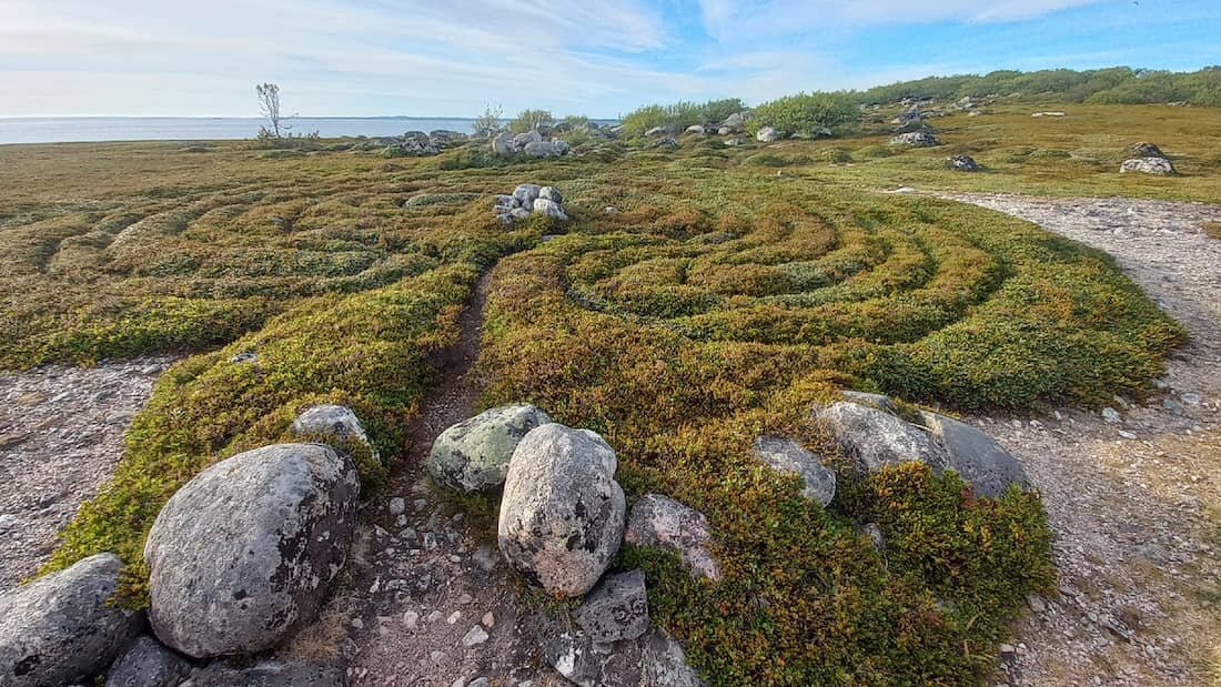 Это не просто кучи камней, а выверенные спирали с одним входом и одним выходом. Источник фото - https://golnk.ru/egeQL