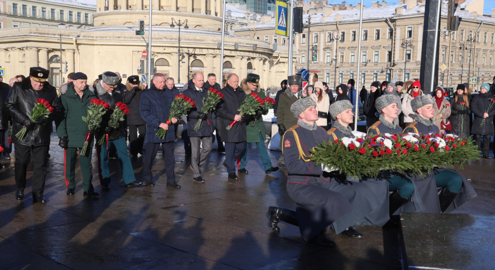 В Петербурге состоялась церемония возложения цветов к подножию обелиска «Городу-Герою Ленинграду»