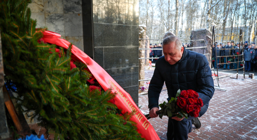 Губернатор Беглов почтил память пожарных, погибших при спасении людей в гостинице «Ленинград»